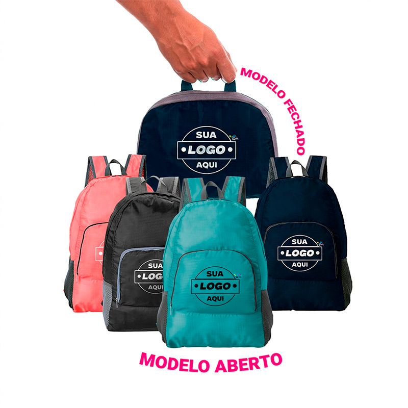 Mochila dobrável de 21 litros confeccionada em nylon impermeável. Compacta e com abertura prática, possui compartimento principal com pequeno bolso interno, bolsos laterais em malha e bolso frontal – compartimento responsável por acomodar a mochila. Para armazenar a mochila no compartimento basta virar o bolso frontal do avesso e dobrar o tecido para melhor acomodação do material. O modo compacto possui uma alça em nylon para transporte, a mochila dispõe de alça de mão em nylon e alças ajustáveis para as costas com revestimento espumado.

Altura :  42 cm

Largura :  28 cm

Profundidade :  18 cm

Medidas aproximadas para gravação (CxL):  15 cm x 21 cm
